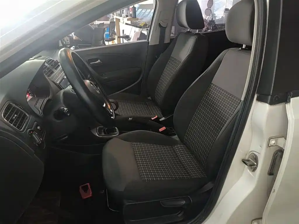 Volkswagen Polo 2016 1.6L Manual Comfort фото 15
