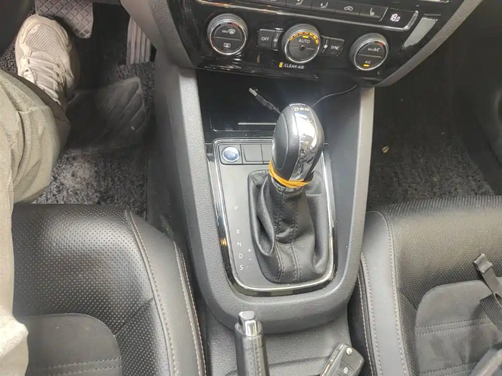 Volkswagen Sagitar 2015 230TSI Automatic Luxury фото 14