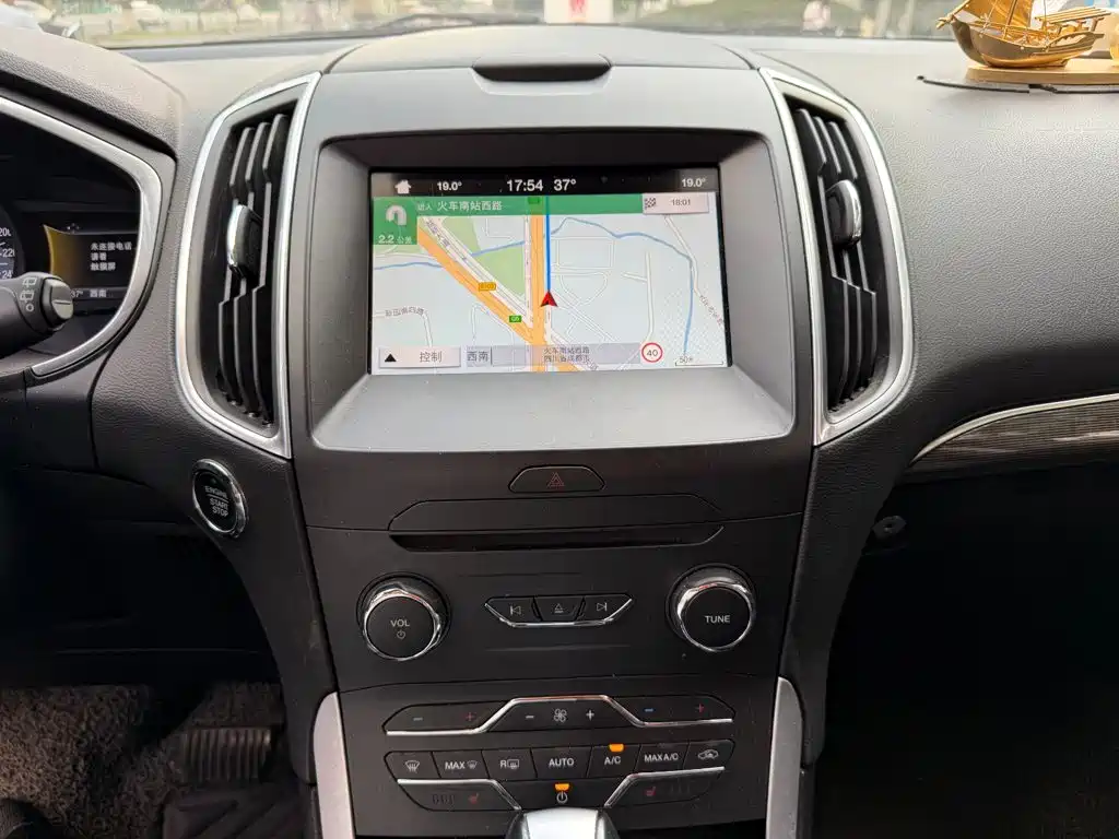 Фото 10 - Ford Edge