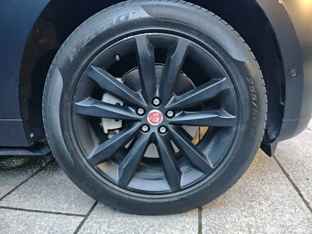 Фото 26 - Jaguar F-PACE