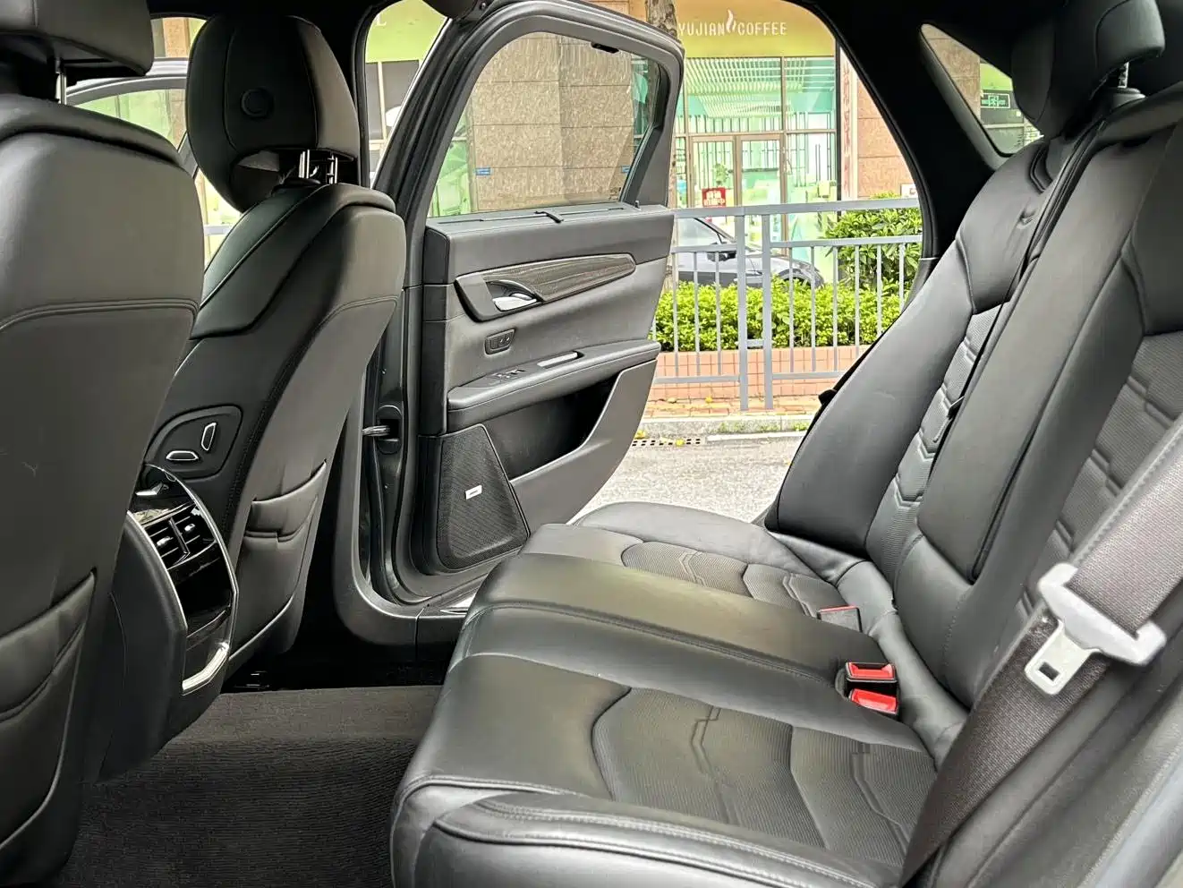 Фото 12 - Cadillac CT6