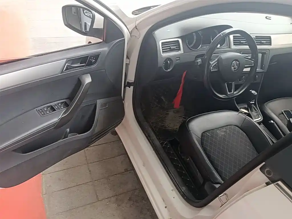 Škoda Skoda Rapid Spaceback 2018 1.6L Automatic Comfort фото 16