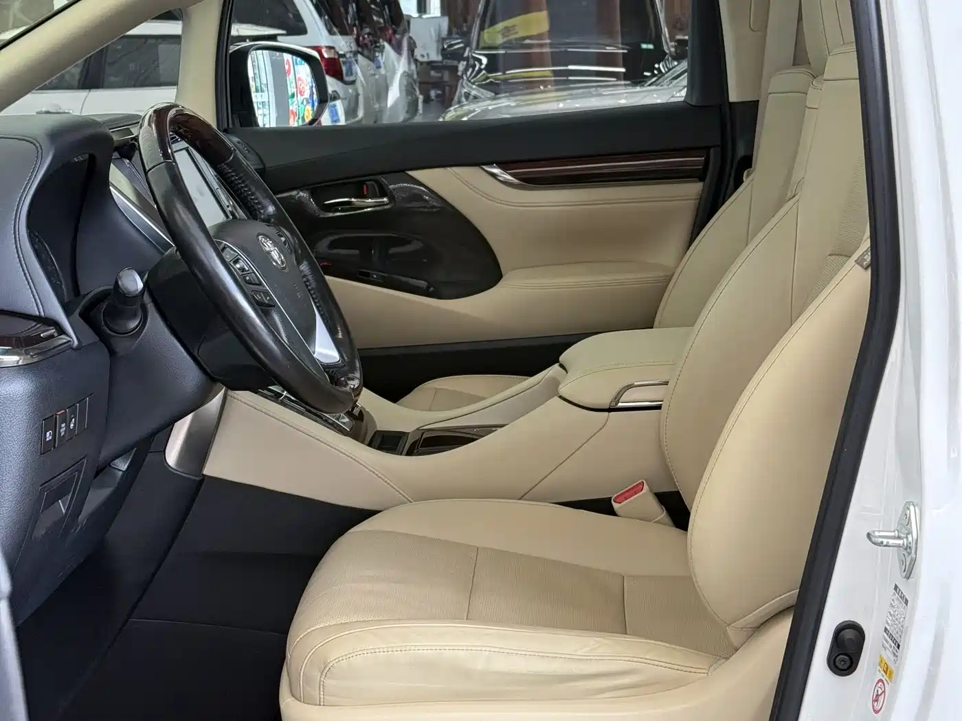 Toyota Alphard 2018 3.5L Luxury фото 7