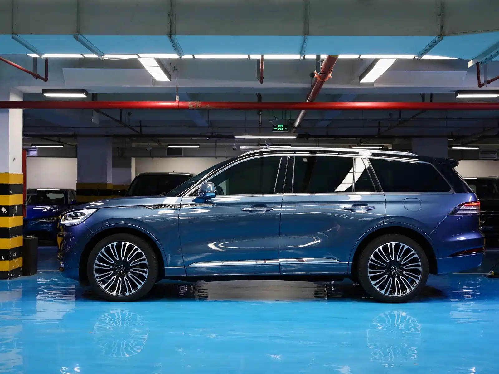 Photo 2 - Lincoln Aviator