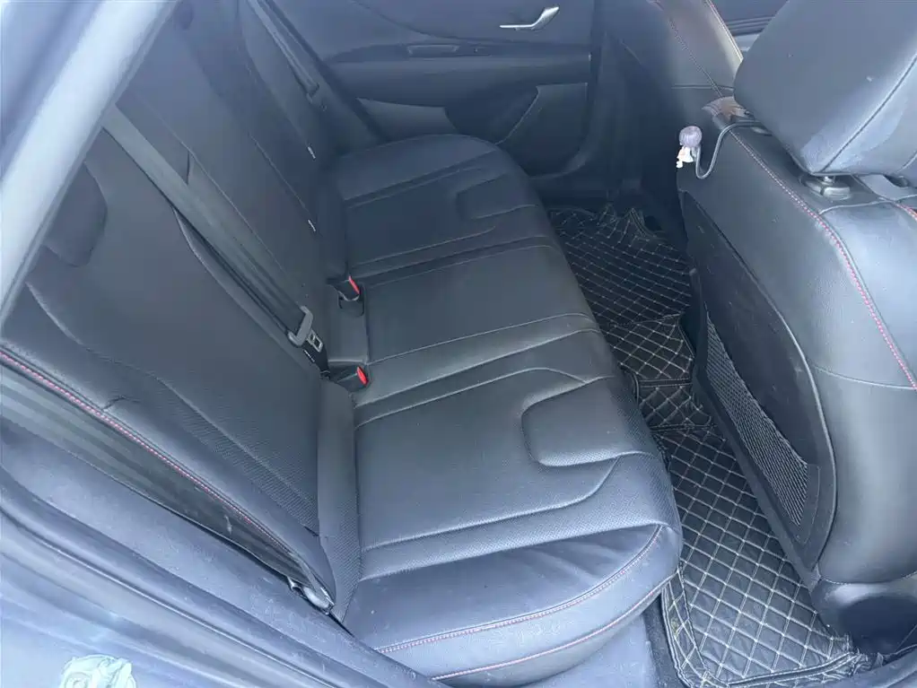 Hyundai Elantra 2021 1.5L CVT LUX Premium Edition фото 8