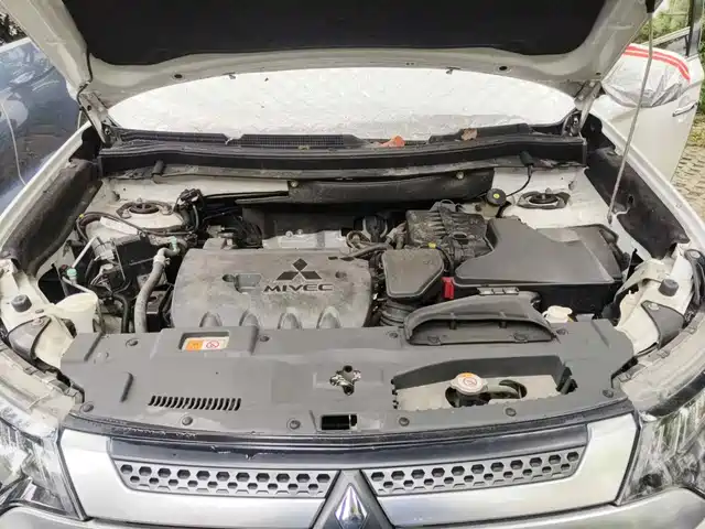 Mitsubishi Outlander 2019 2.4L 4WD Deluxe Edition 7-seater China V — фото 3