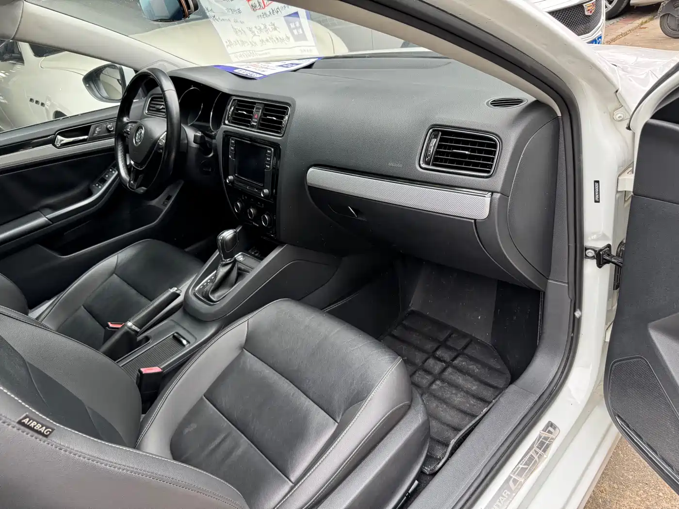 Volkswagen Sagitar 2017 1.6L Automatic Comfort фото 11