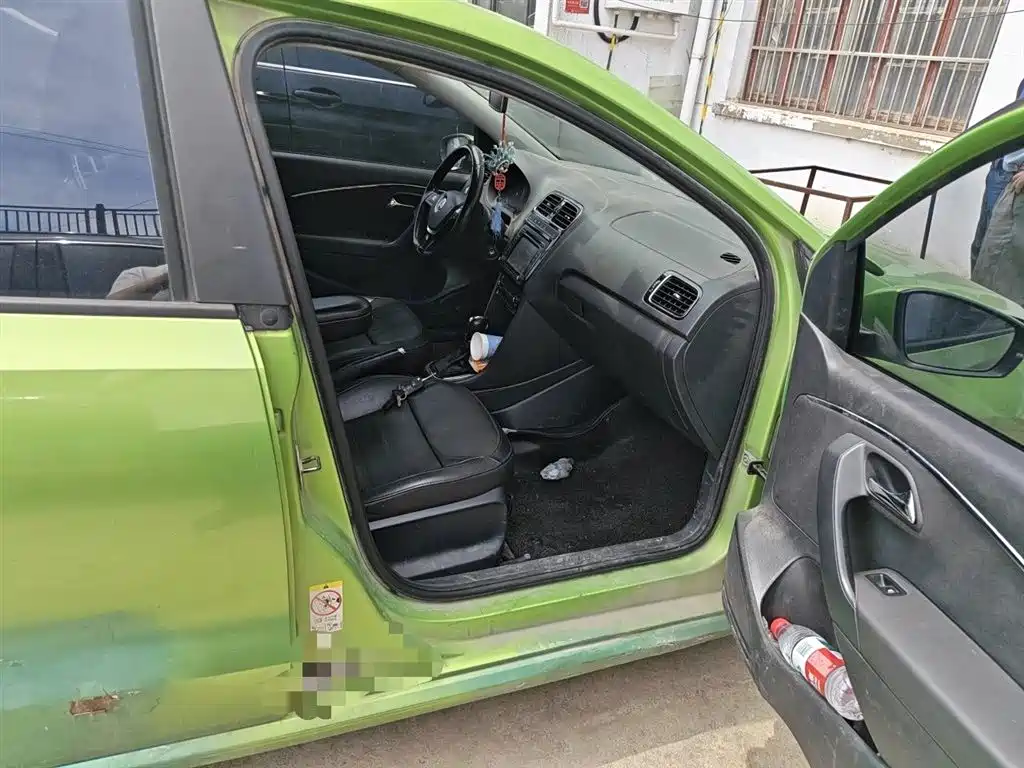 Volkswagen Polo 2014 1.6L Automatic Luxury Edition фото 19