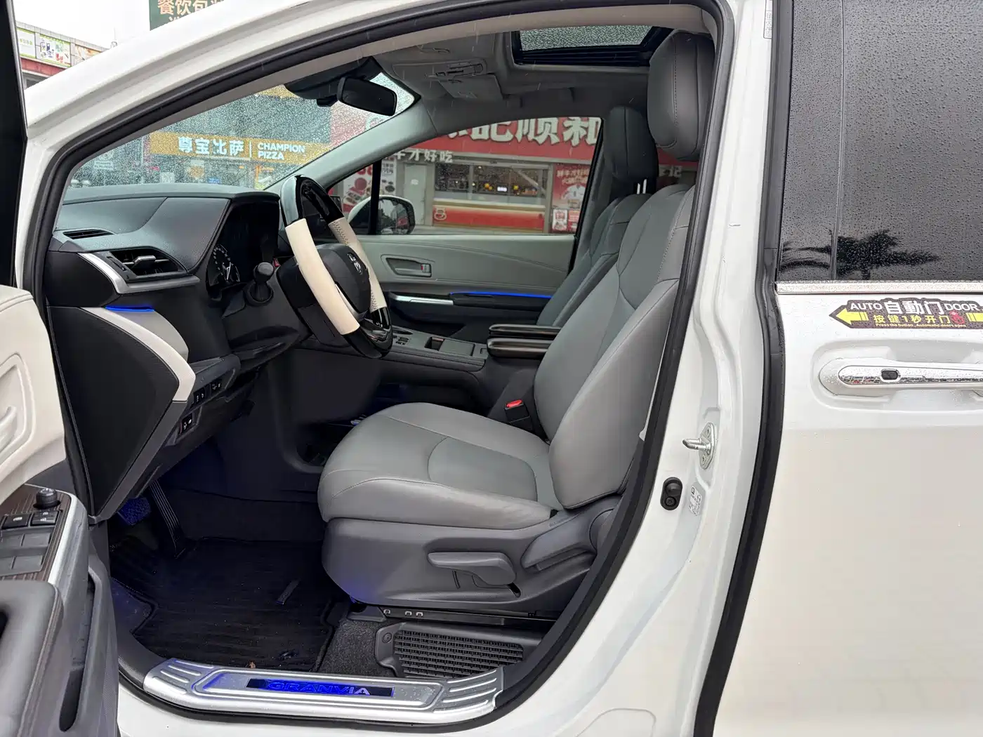Фото 16 - Toyota Granvia