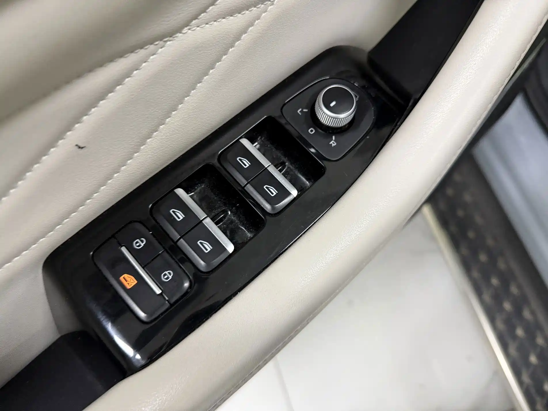 Фото 9 - Geely Monjaro