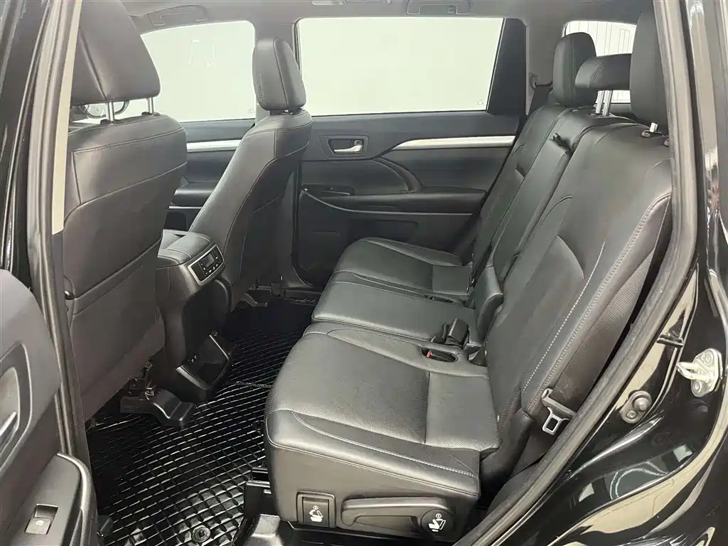 TOYOTA HIGHLANDER