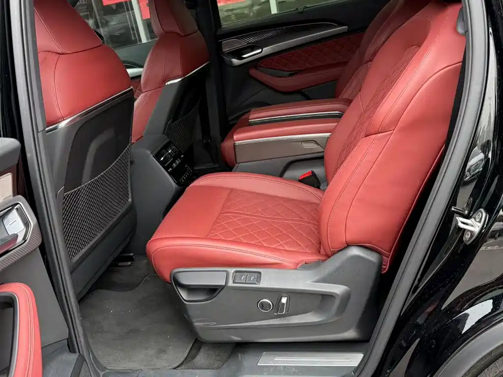 AUDI Q6