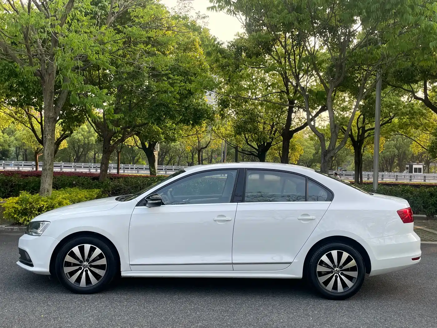 Volkswagen Sagitar 2018 180TSI DSG Premium Edition фото 11