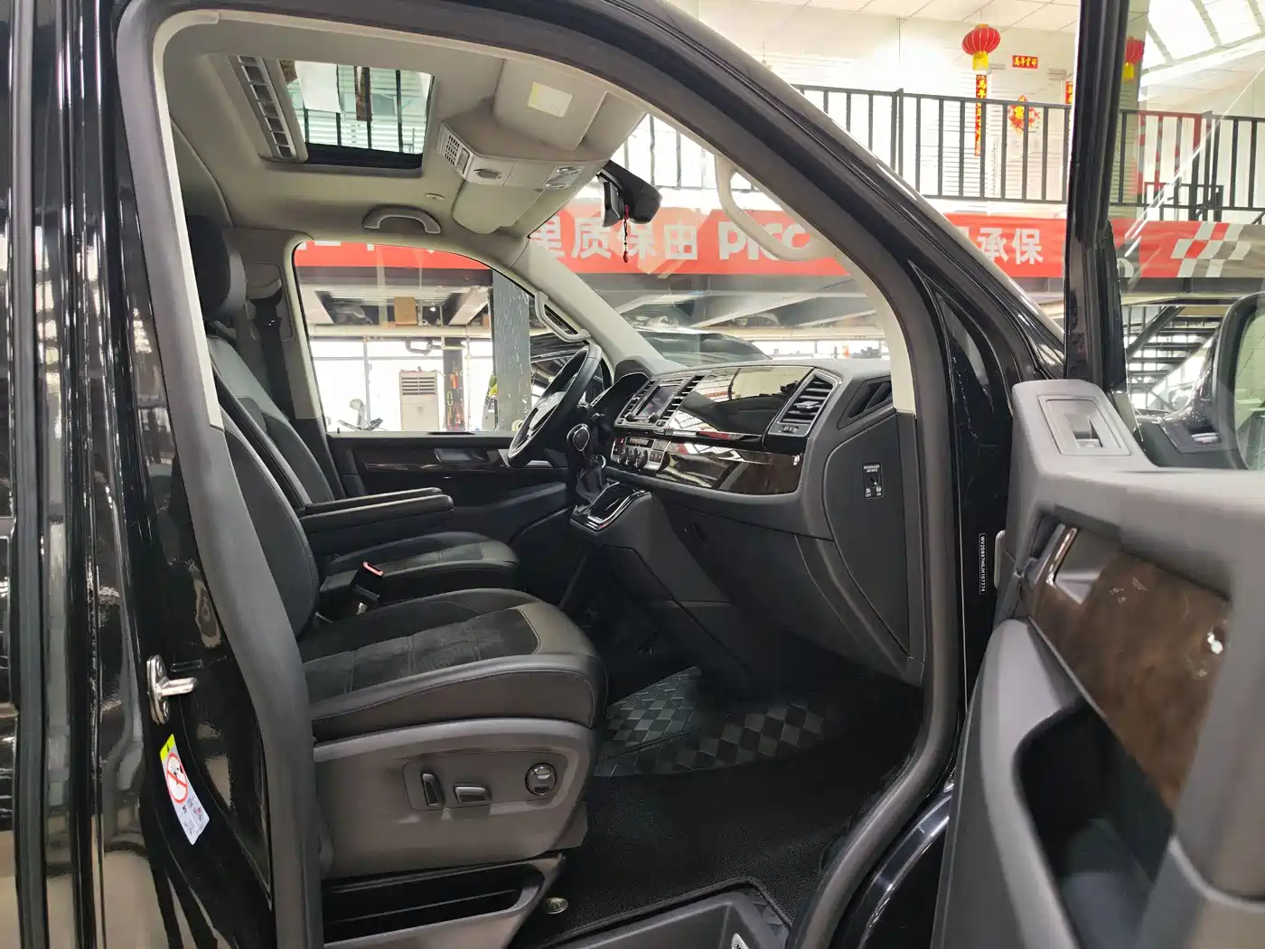 Volkswagen Multivan 2018 2.0TSI 4WD Premium Edition 7-Seater фото 7