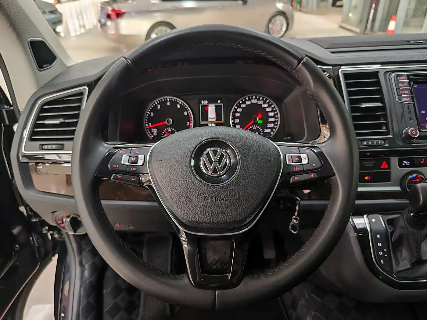 Volkswagen Multivan 2018 2.0TSI 4WD Premium Edition 7-Seater фото 19
