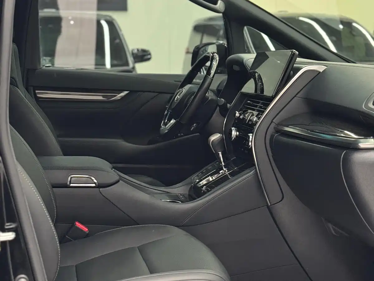 Lexus LM 2020 300h 4-Seat Imperial Edition фото 8
