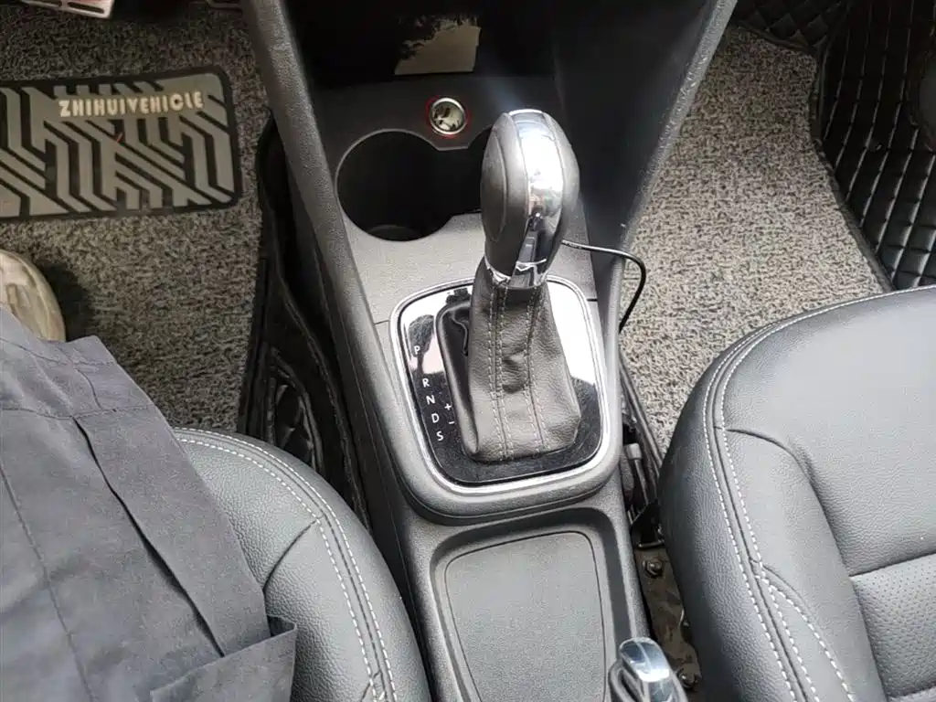 Volkswagen Polo 2014 1.6L Cross Polo Automatic фото 14