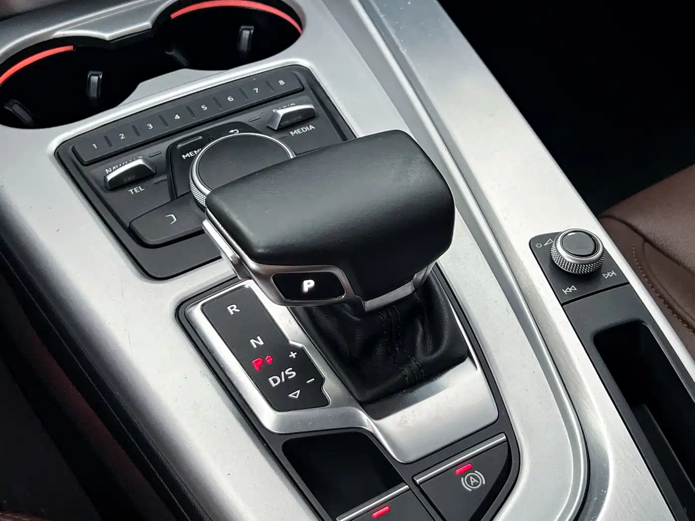Фото 15 - Audi A4L