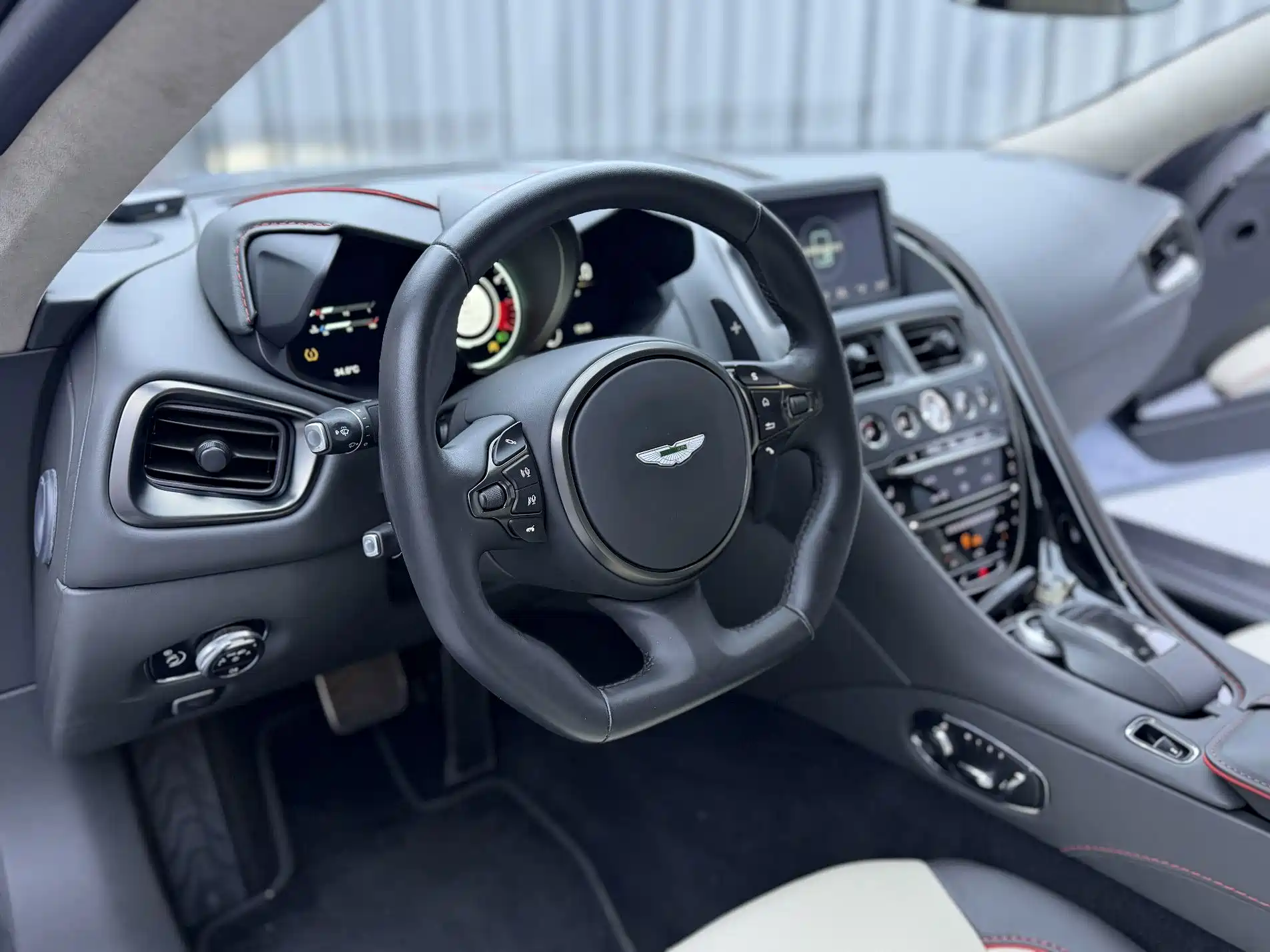 Фото 10 - Aston Martin DBS