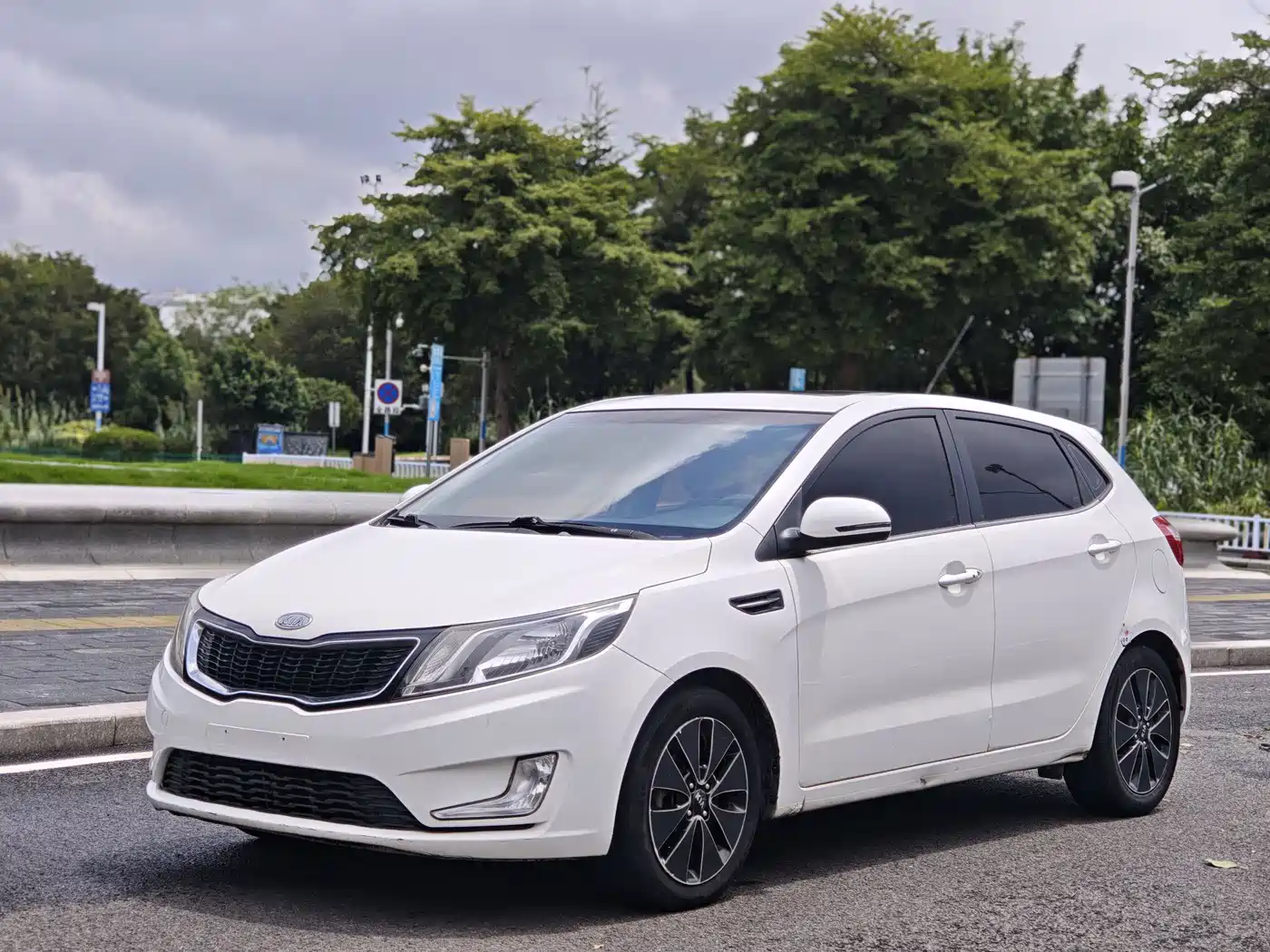 Kia K2 2012 2012 Hatchback 1.6L AT Premium