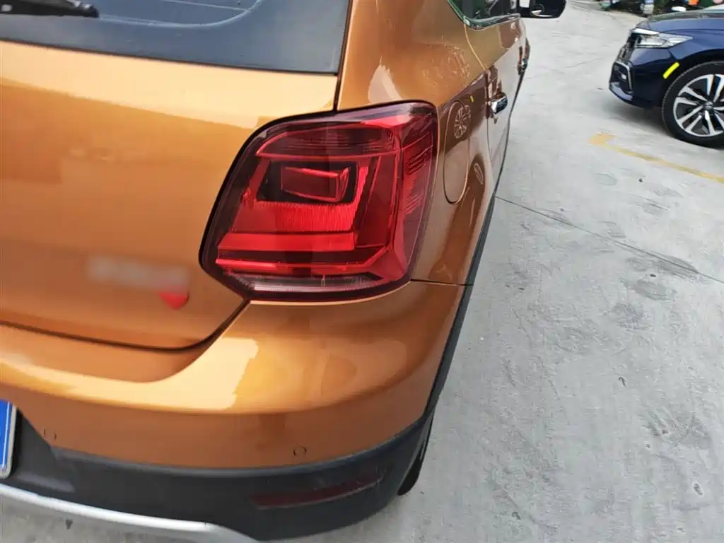 Volkswagen Polo 2018 1.5L Cross Polo Auto фото 8