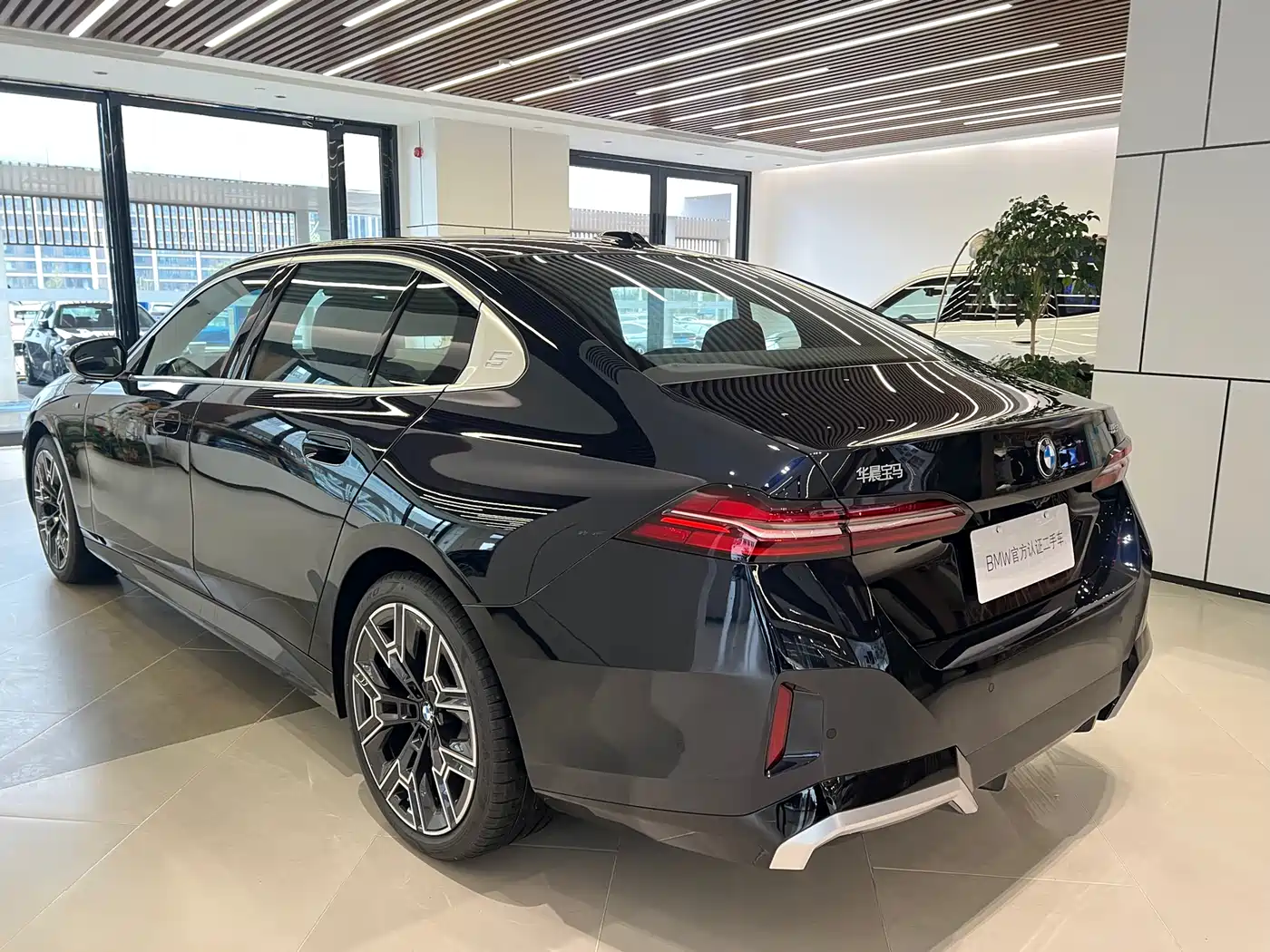 BMW 5 Series 2025 530Li Premium M Sport Package фото 7