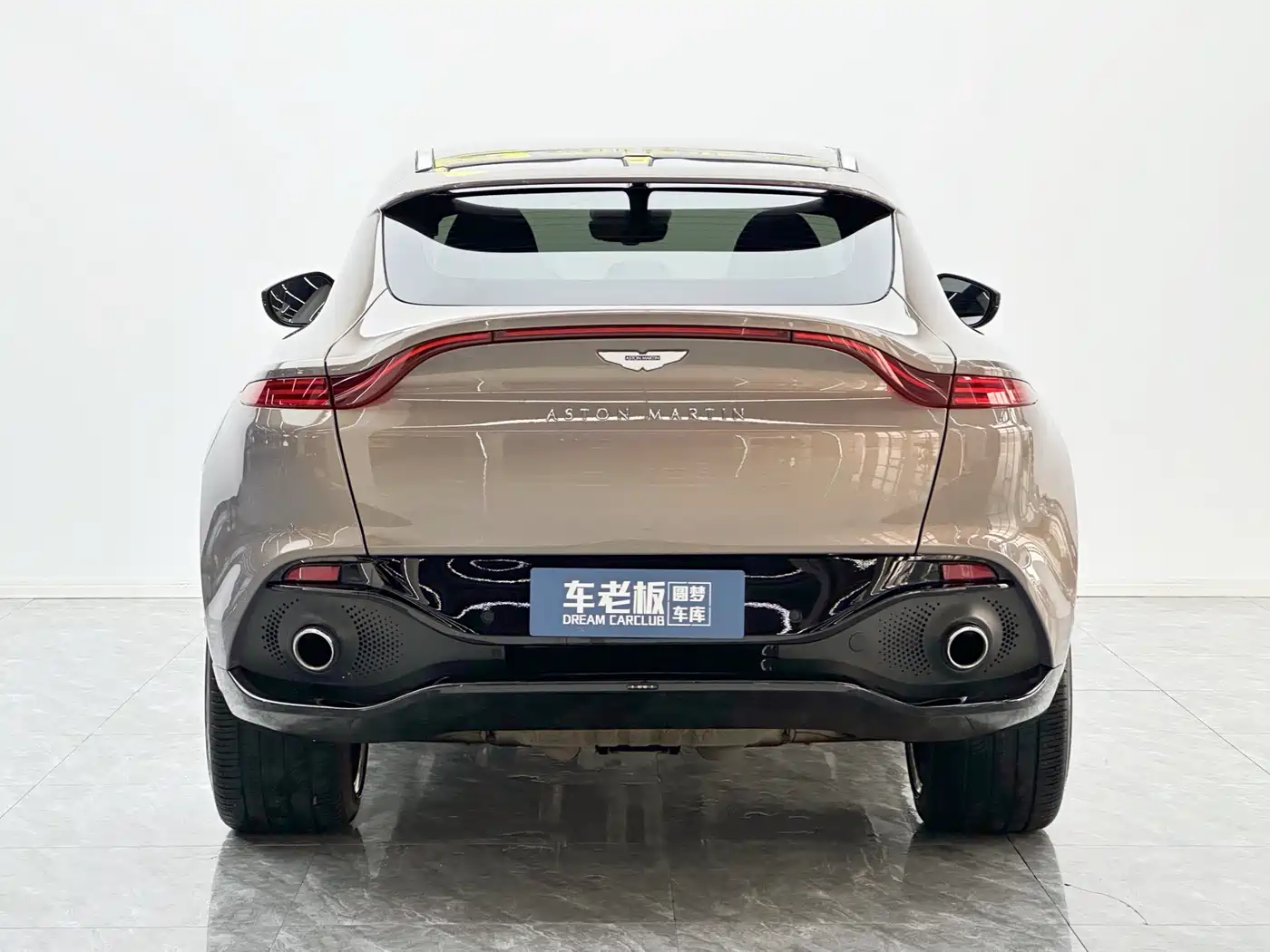 ASTON MARTIN DBX