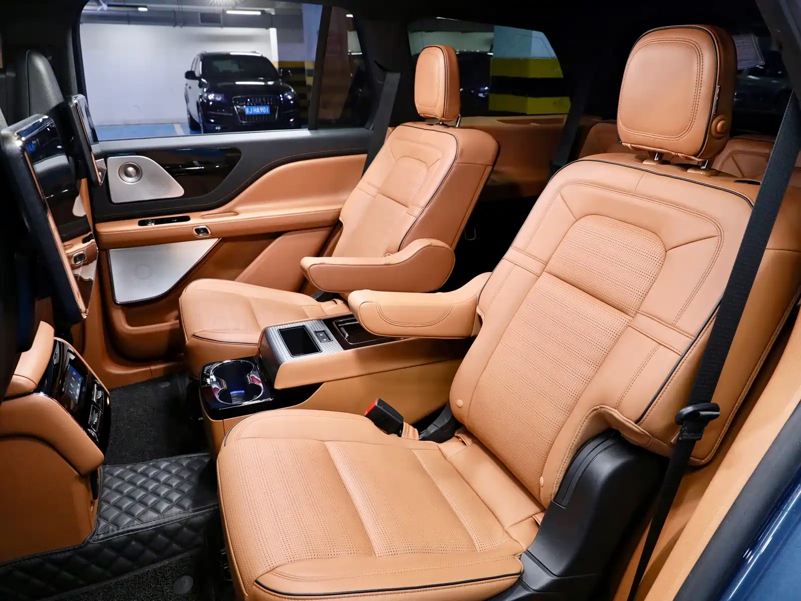 Photo 12 - Lincoln Aviator