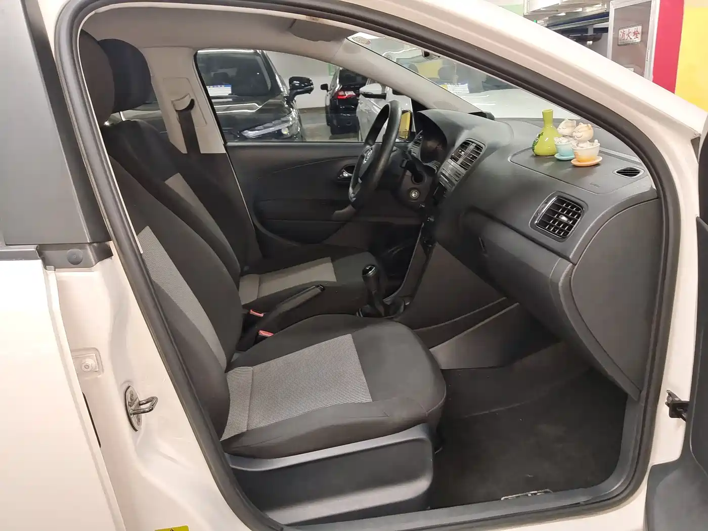 Volkswagen Polo 2014 1.4L Manual Trend Edition фото 12