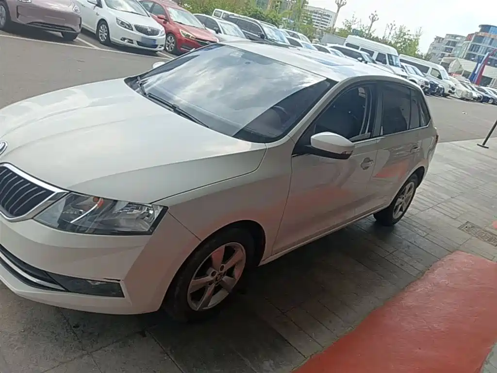 Škoda Skoda Rapid Spaceback 2018 1.6L Automatic Comfort фото 2