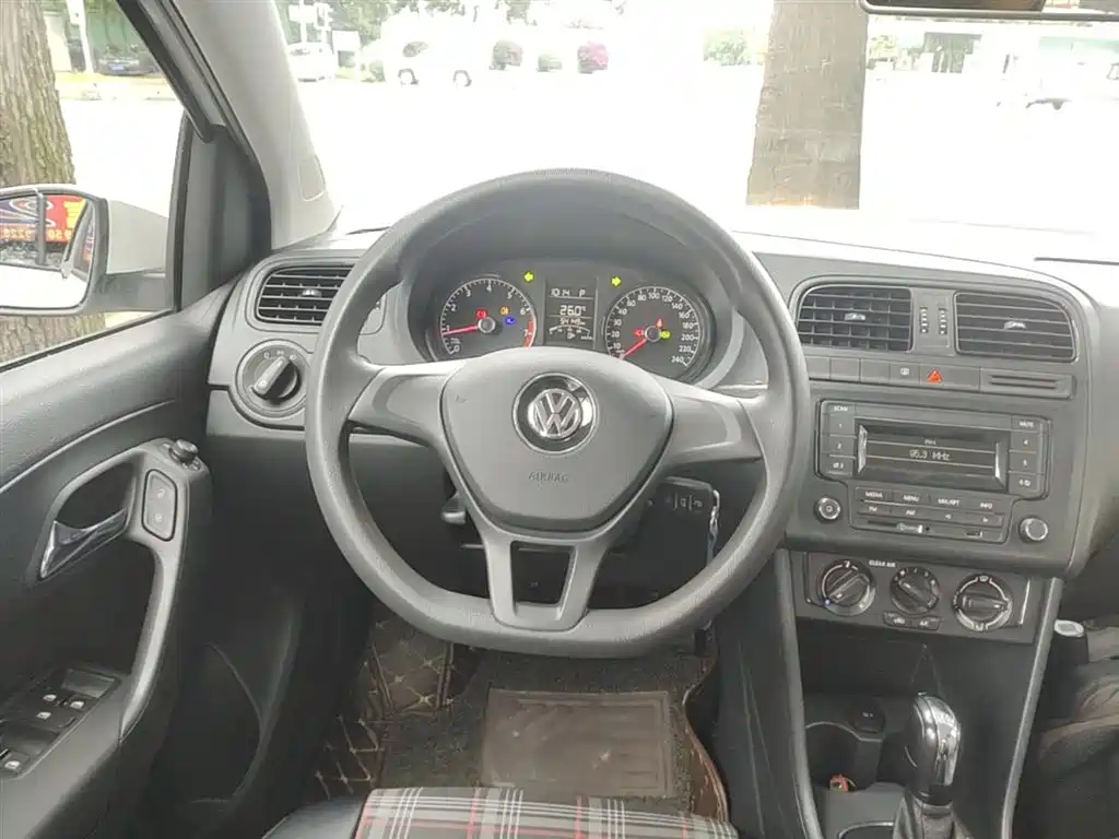 Volkswagen Polo 2016 1.4L Automatic Trend фото 11