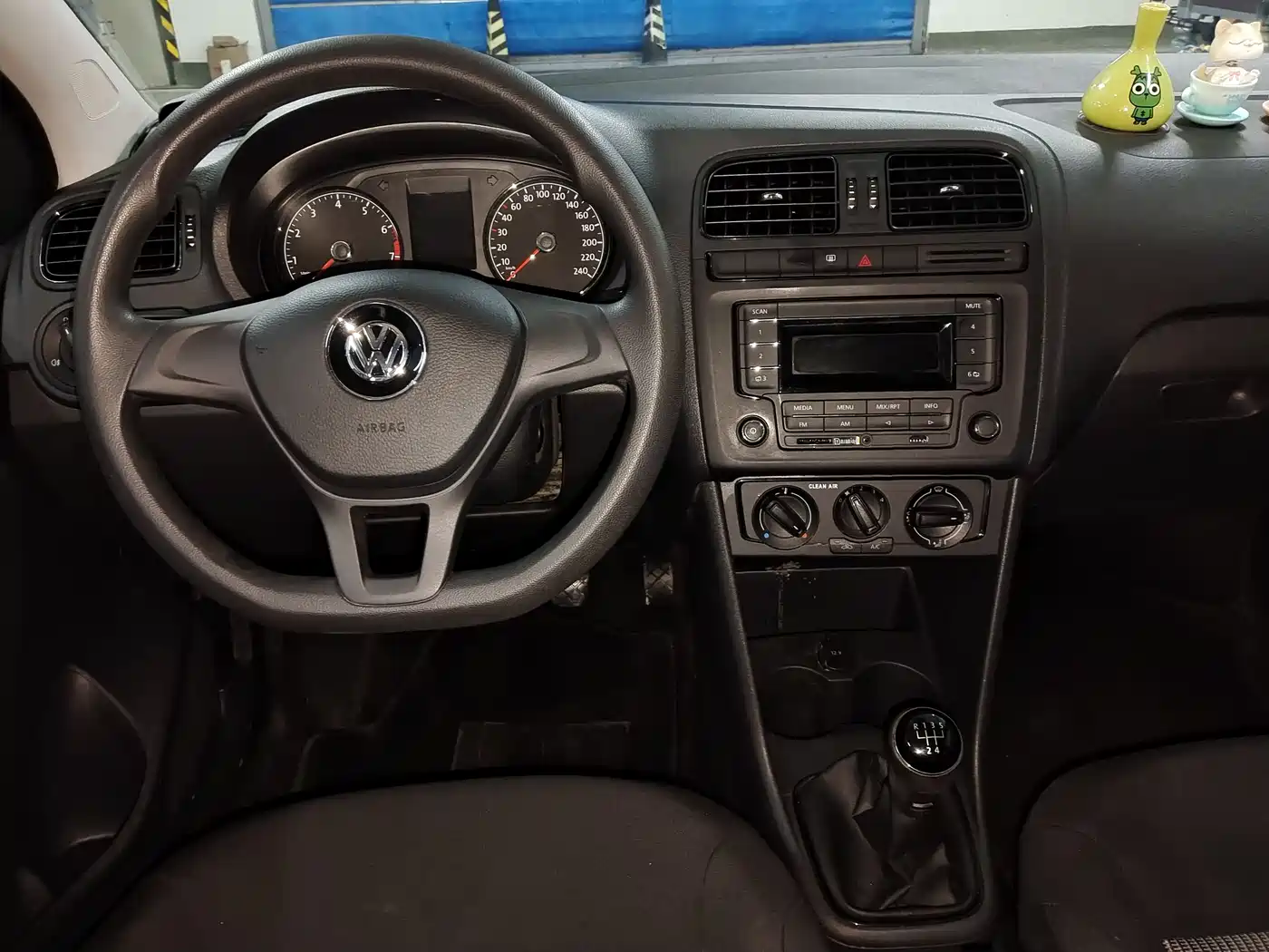Volkswagen Polo 2014 1.4L Manual Trend Edition фото 14