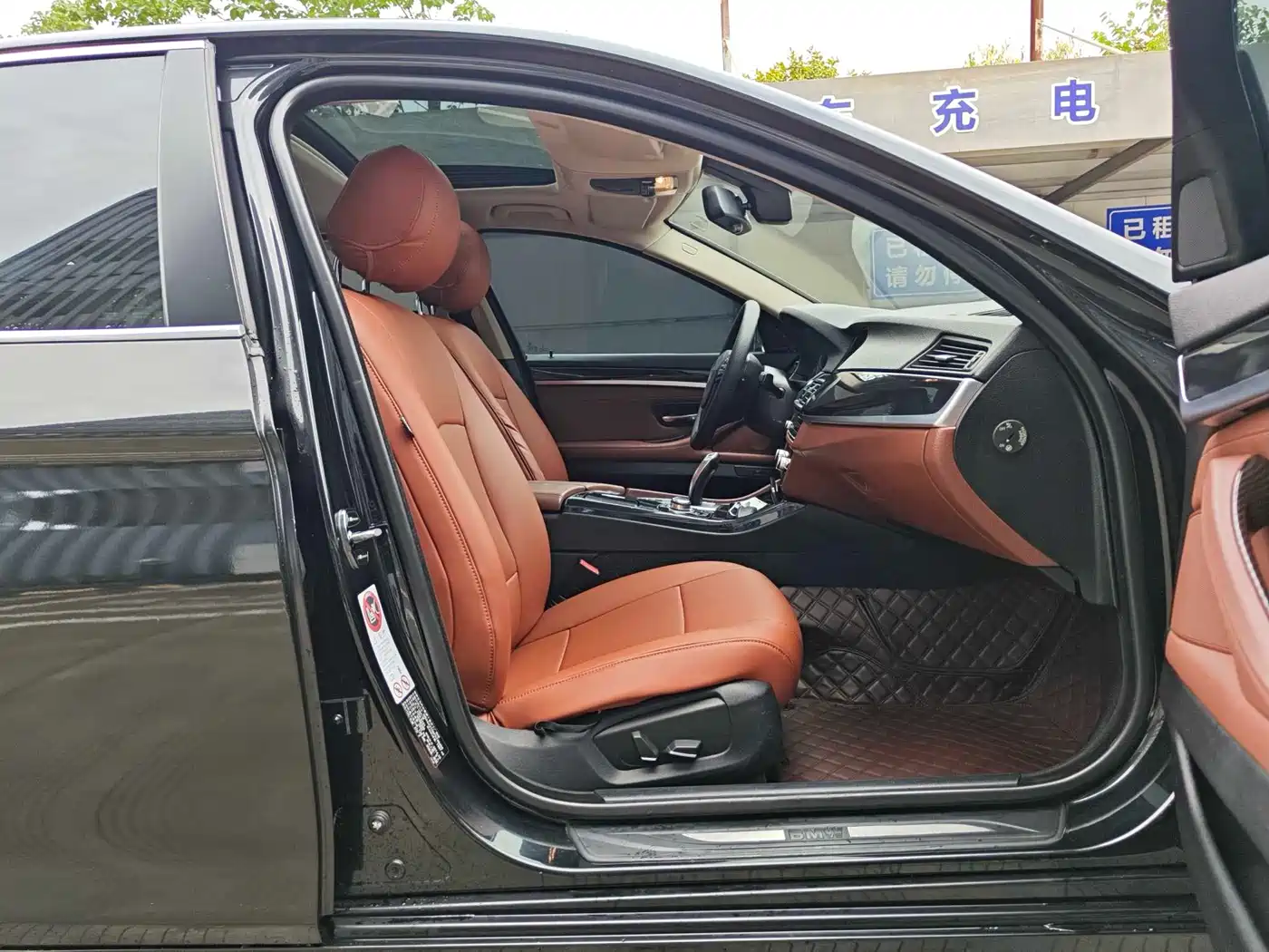BMW 5 Series (Import) 2014 520i Classic фото 13