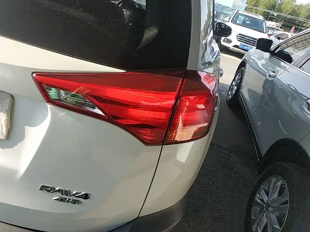 Toyota RAV4 Rongfang 2015 2.0L CVT 2WD Trend Edition фото 8