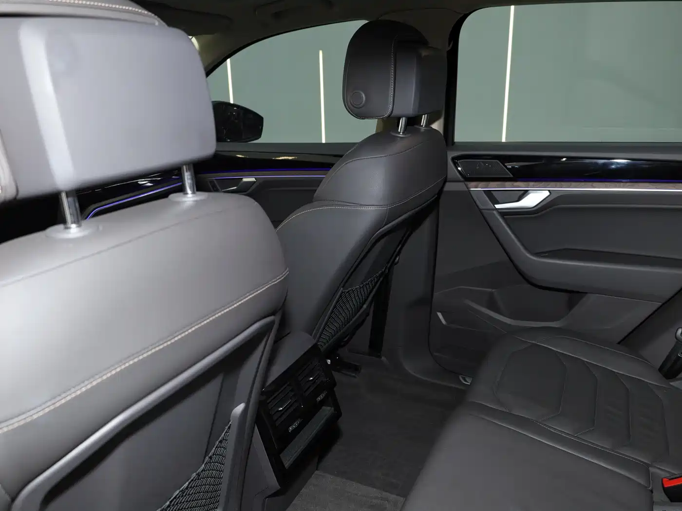 Volkswagen Touareg 2022 3.0TSI Rui Xiang Edition Gloss Black Sport Package фото 14