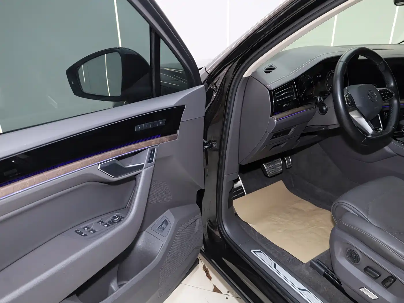 Volkswagen Touareg 2022 3.0TSI Rui Xiang Edition Gloss Black Sport Package фото 27