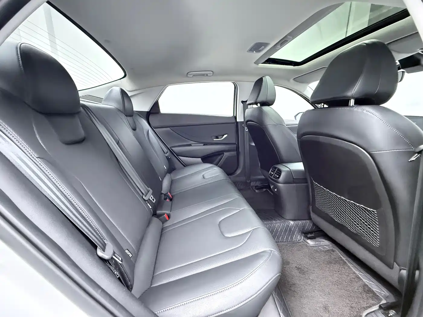 Hyundai Elantra 2022 1.5L CVT LUX Premium Edition фото 12