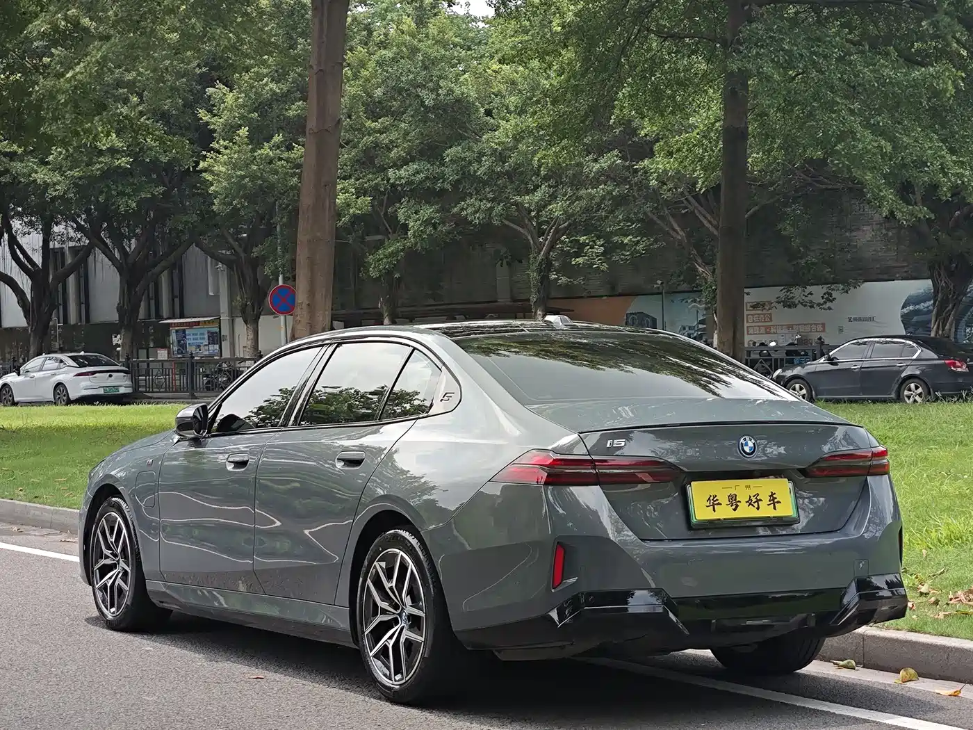 BMW i5 2024 eDrive 35L Premium Model M Sport Package фото 5