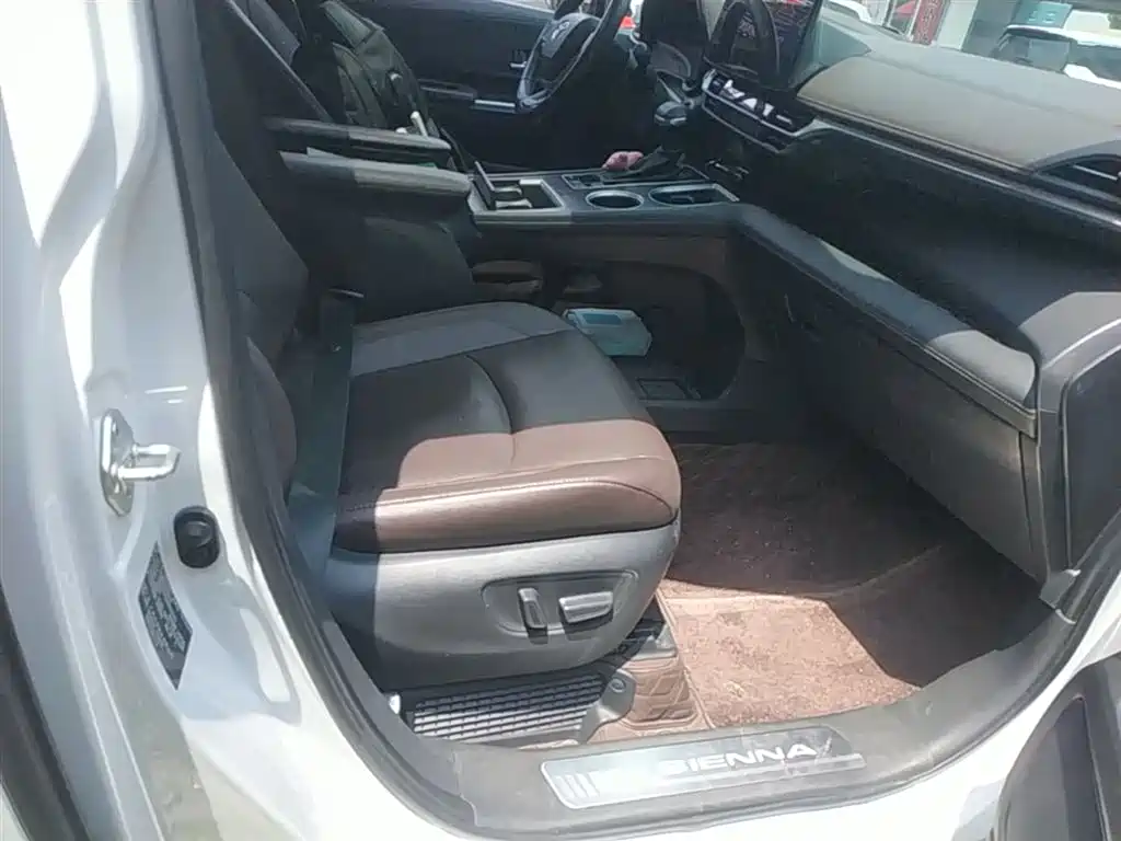 Toyota Sienna 2021 2.5L Hybrid Platinum Edition фото 25