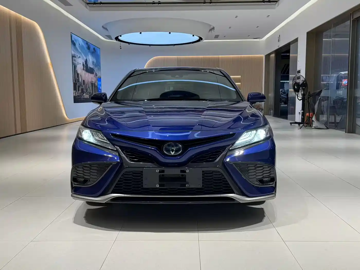 Toyota Camry 2018 Hybrid 2.5HG Luxury Edition фото 2