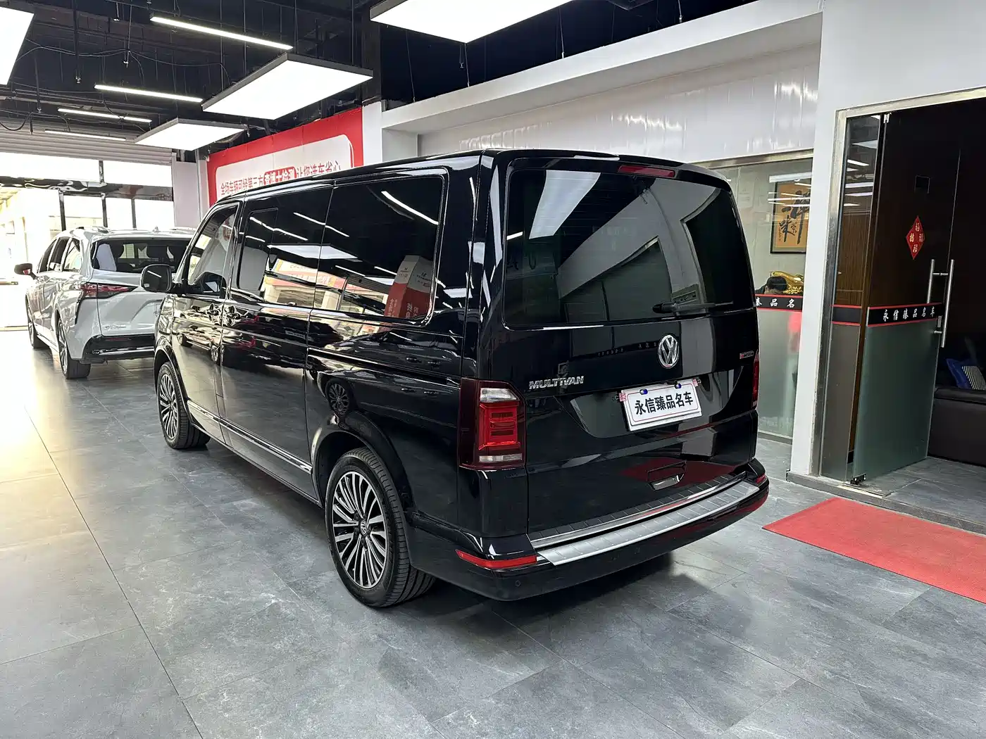 Volkswagen Multivan 2019 2.0TSI 4WD Premium 7-seater фото 7