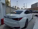 Photo 4 - Lexus ES