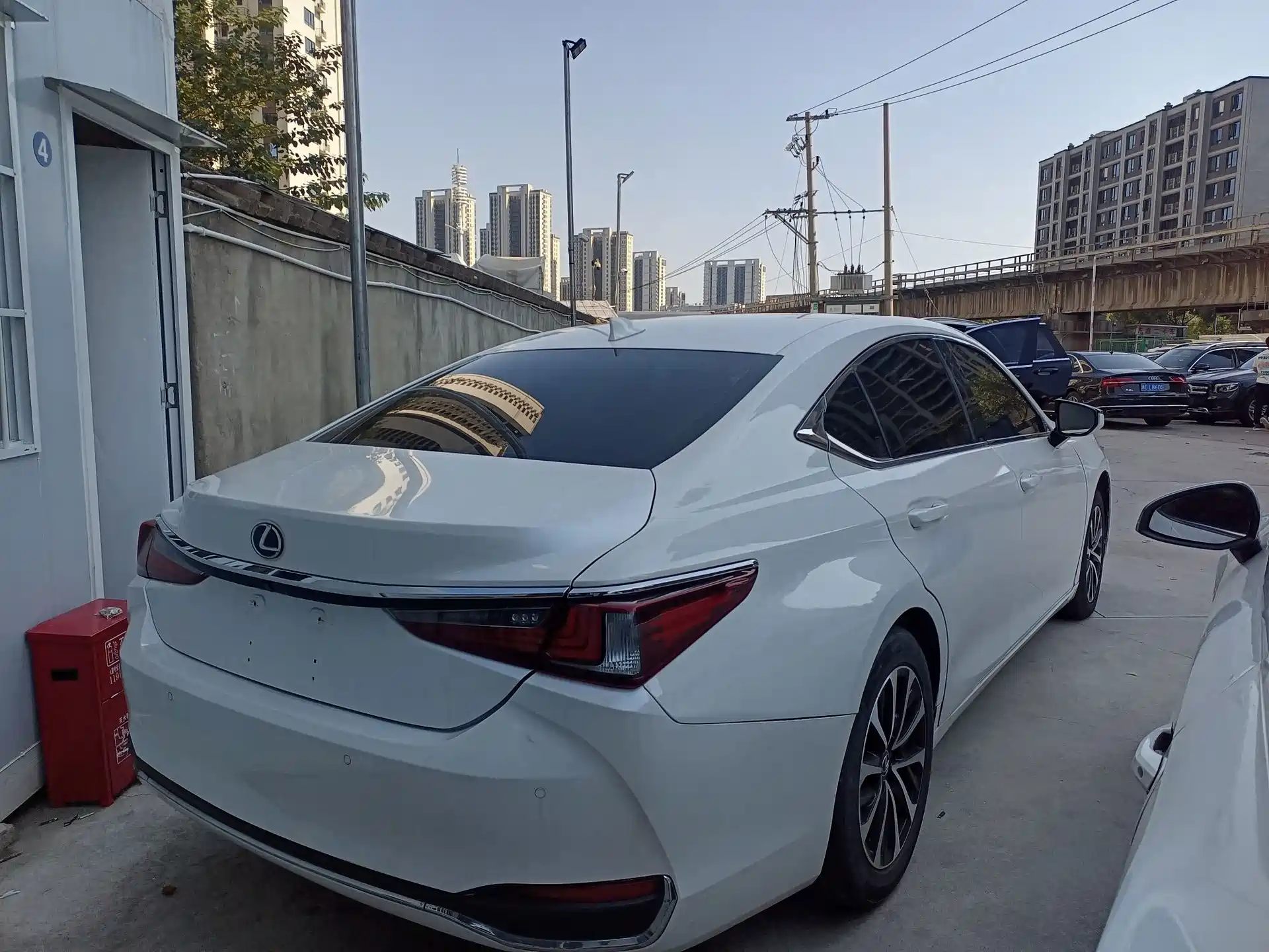 Photo 4 - Lexus ES