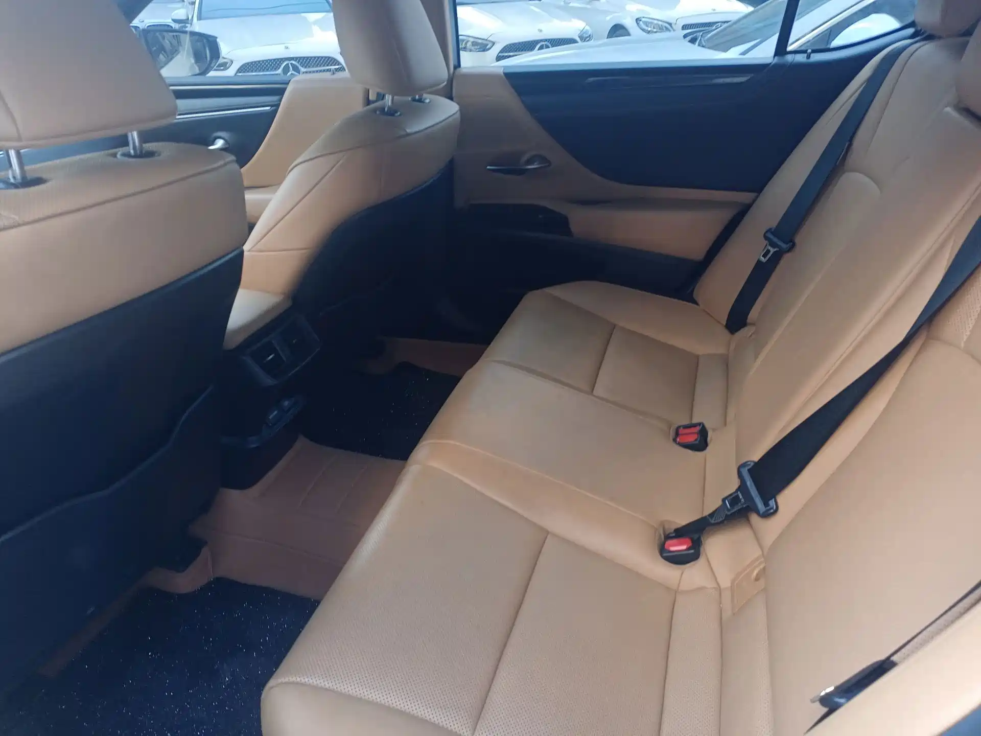 Photo 18 - Lexus ES