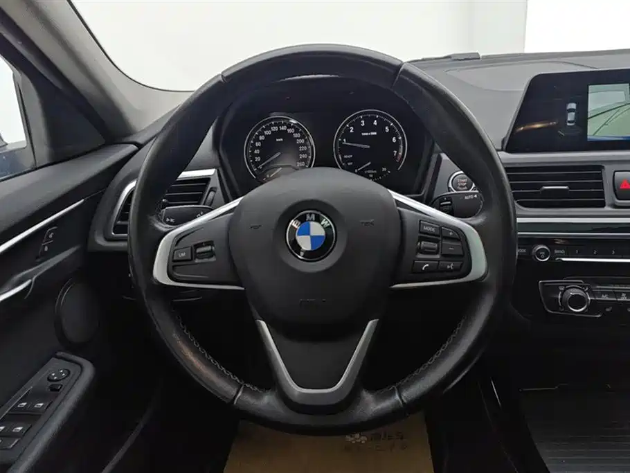 BMW 1 Series 2018 118i Sport Edition фото 15