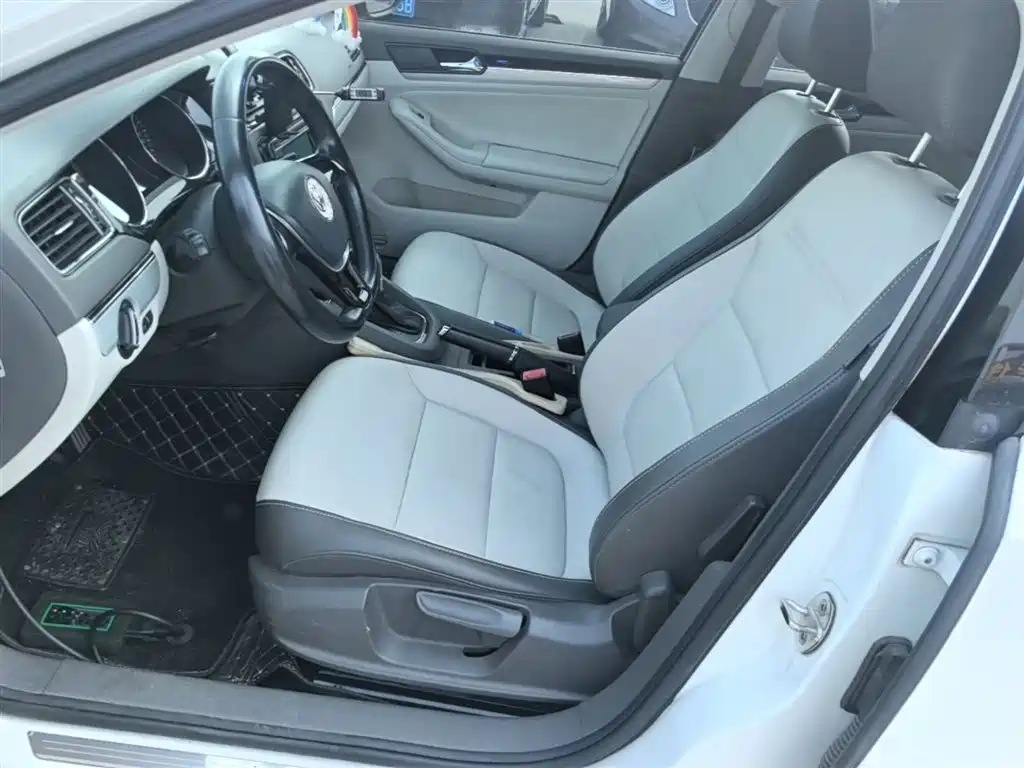 Volkswagen Sagitar 2015 1.6L Automatic Comfort фото 11