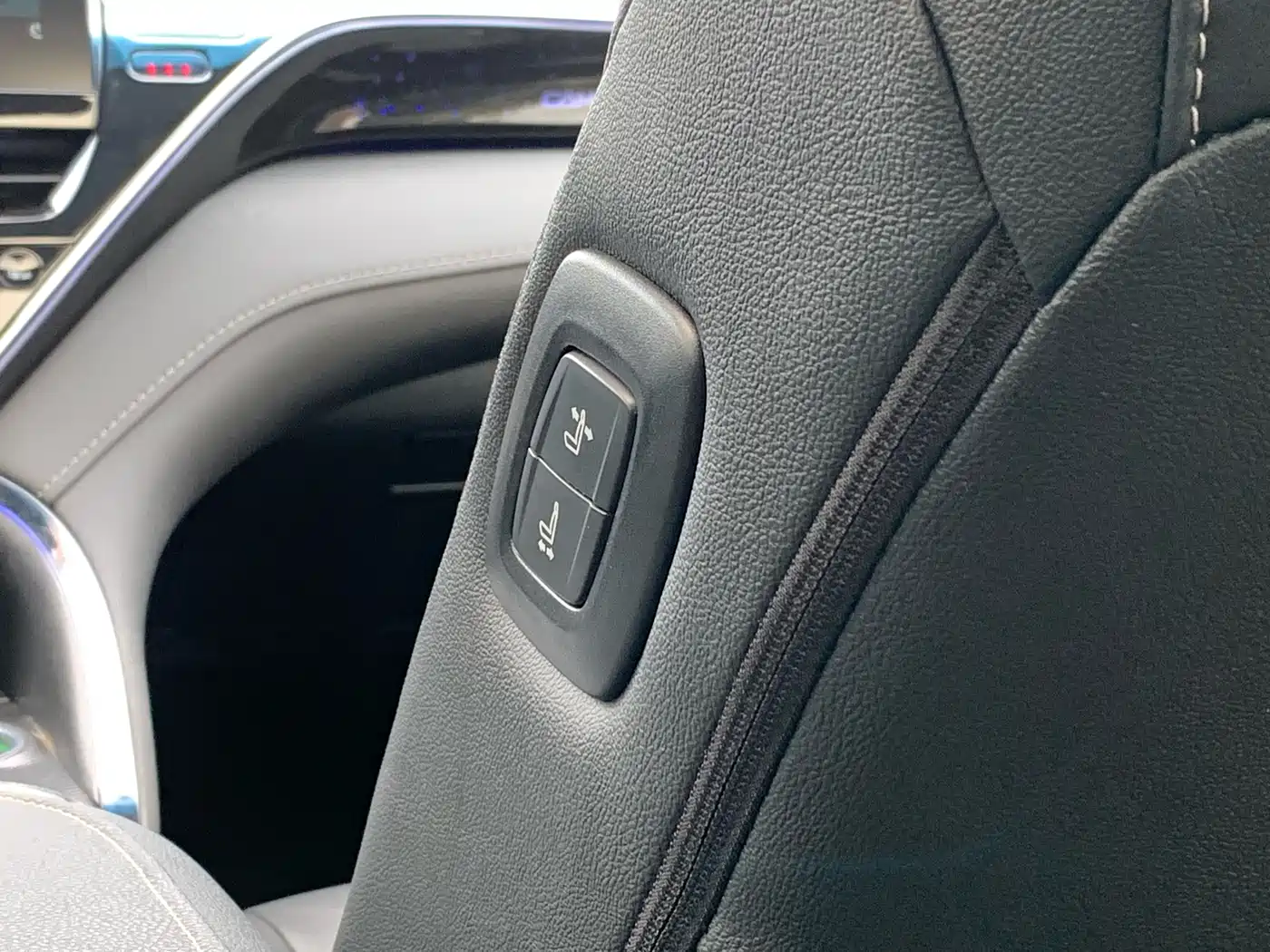 Toyota Camry 2023 2.0S Knight Edition фото 31
