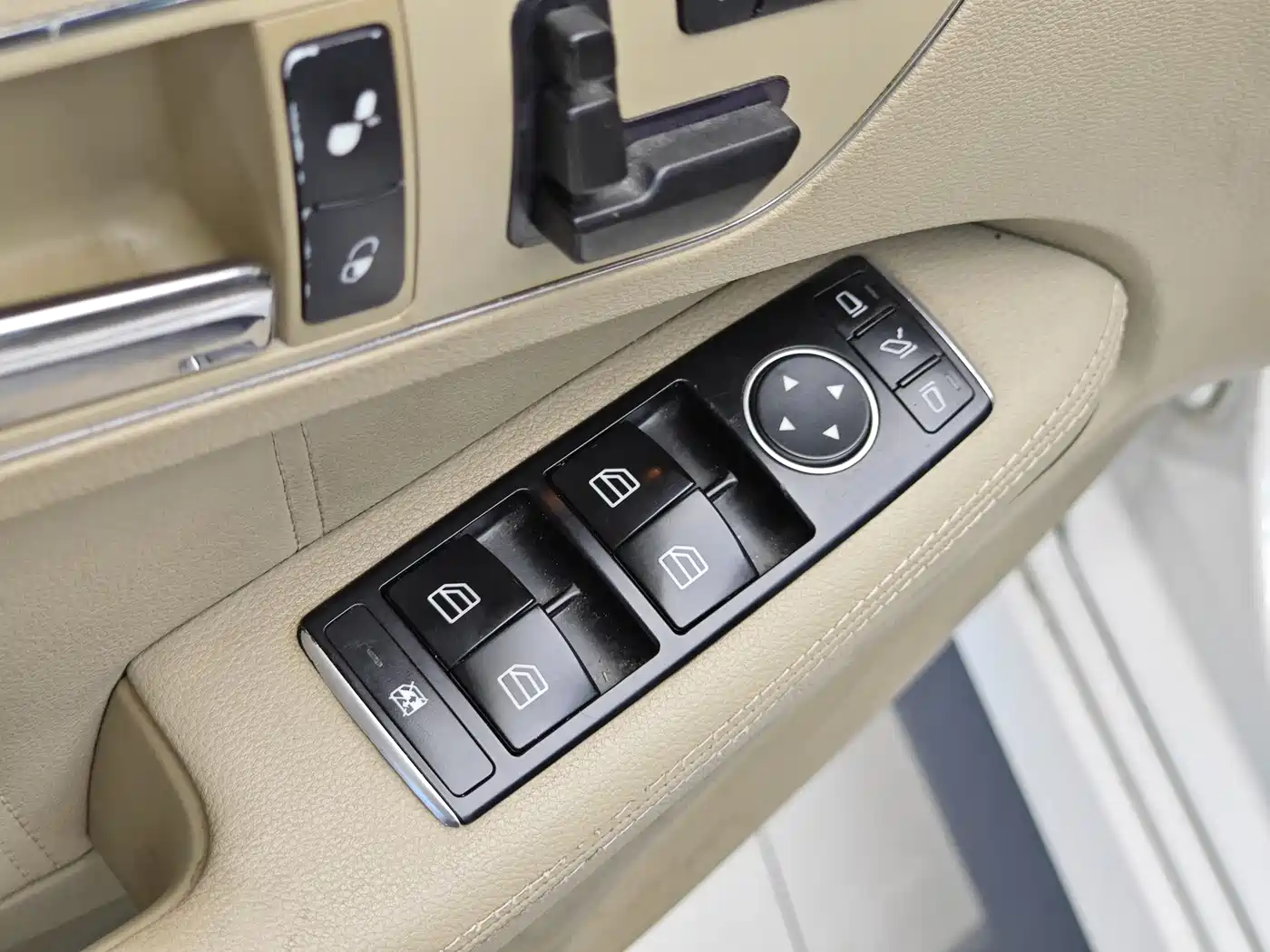 Mercedes-Benz E-Class (Import) 2009 Model E 300 Elegance Version фото 9