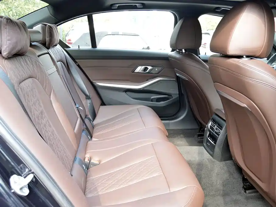 BMW 3 Series 2025 330Li Premium M Sport Night Edition фото 11