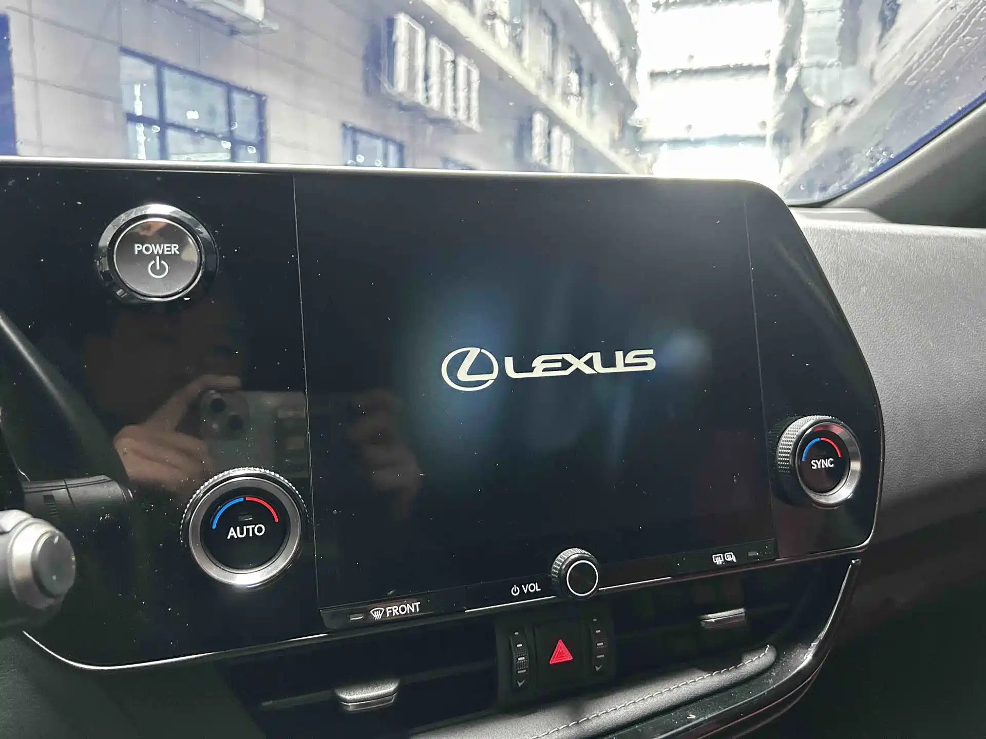 Фото 17 - Lexus NX